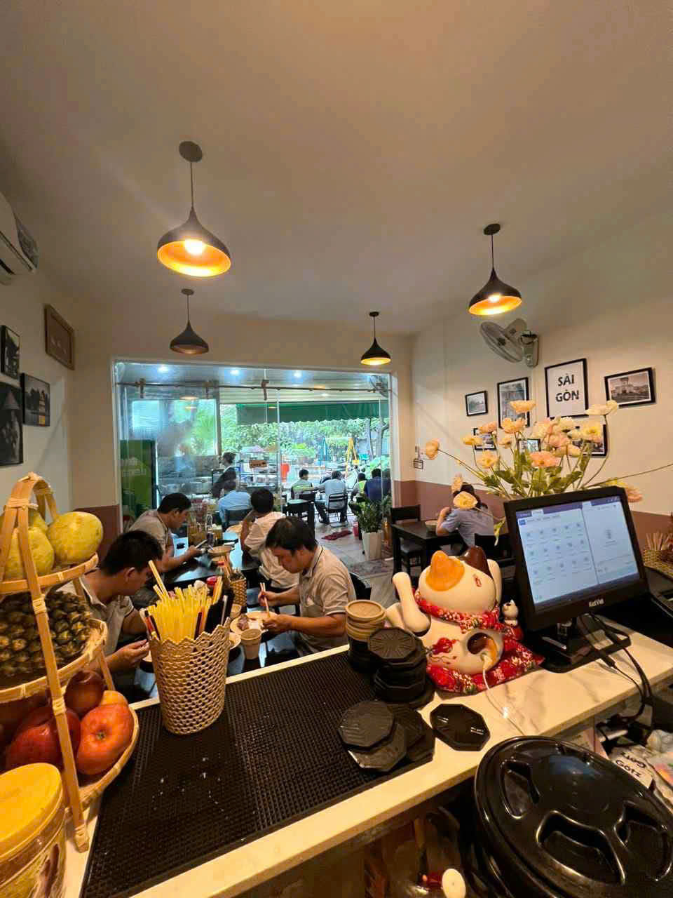 Sang quán cà phê kết hợp cơm văn phòng khu Nguyễn Hữu Cảnh, Bình Thạnh.