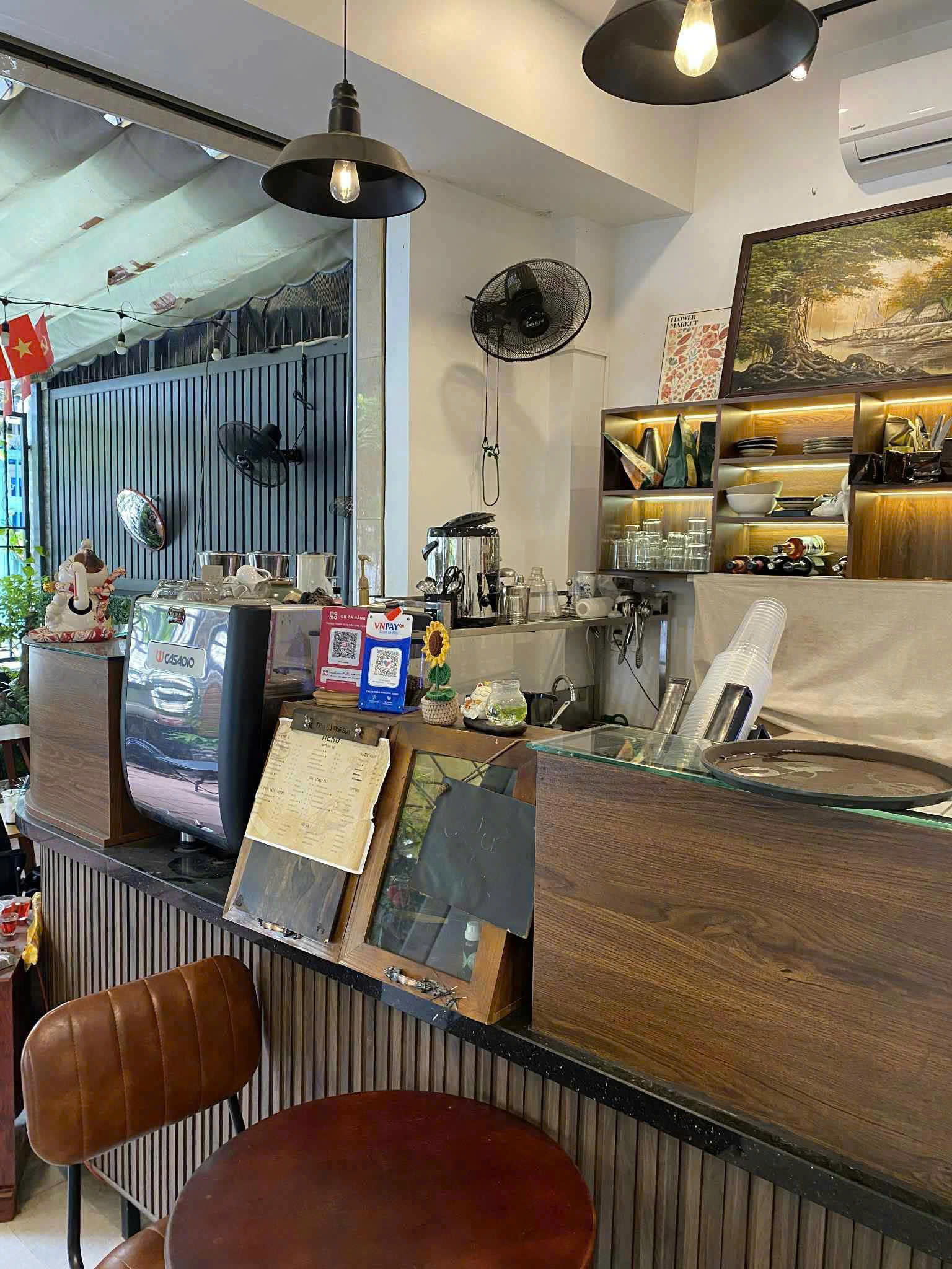 Sang quán cafe sân vườn cực chill ngay mặt tiền P.12, Bình Thạnh
