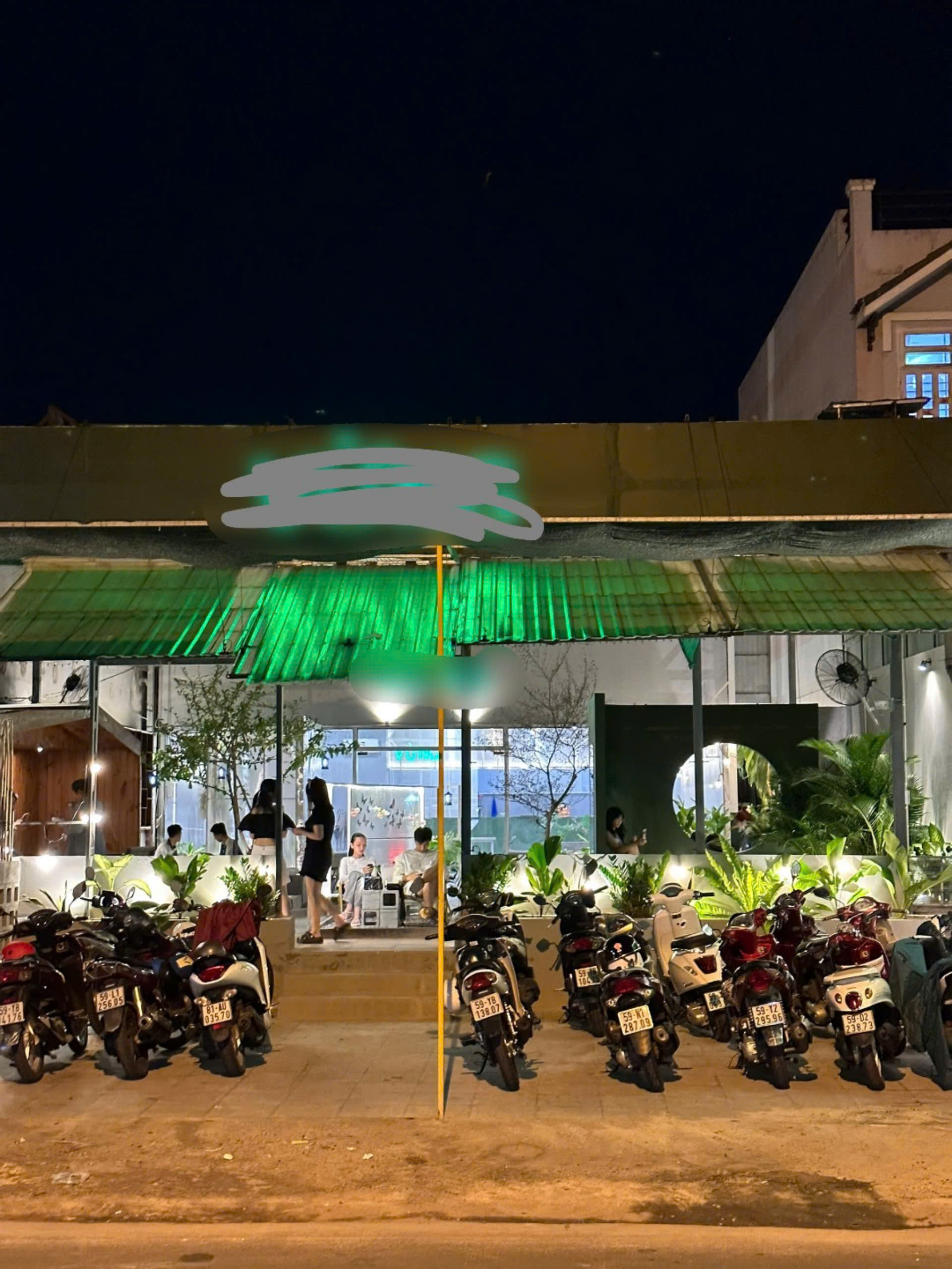 Sang Quán Cafe DECOR ĐẸP đang hoạt động tốt, lượng khách ổn định, mặt tiền khu sầm uất đường Lê Vĩnh Huy , Củ Chi