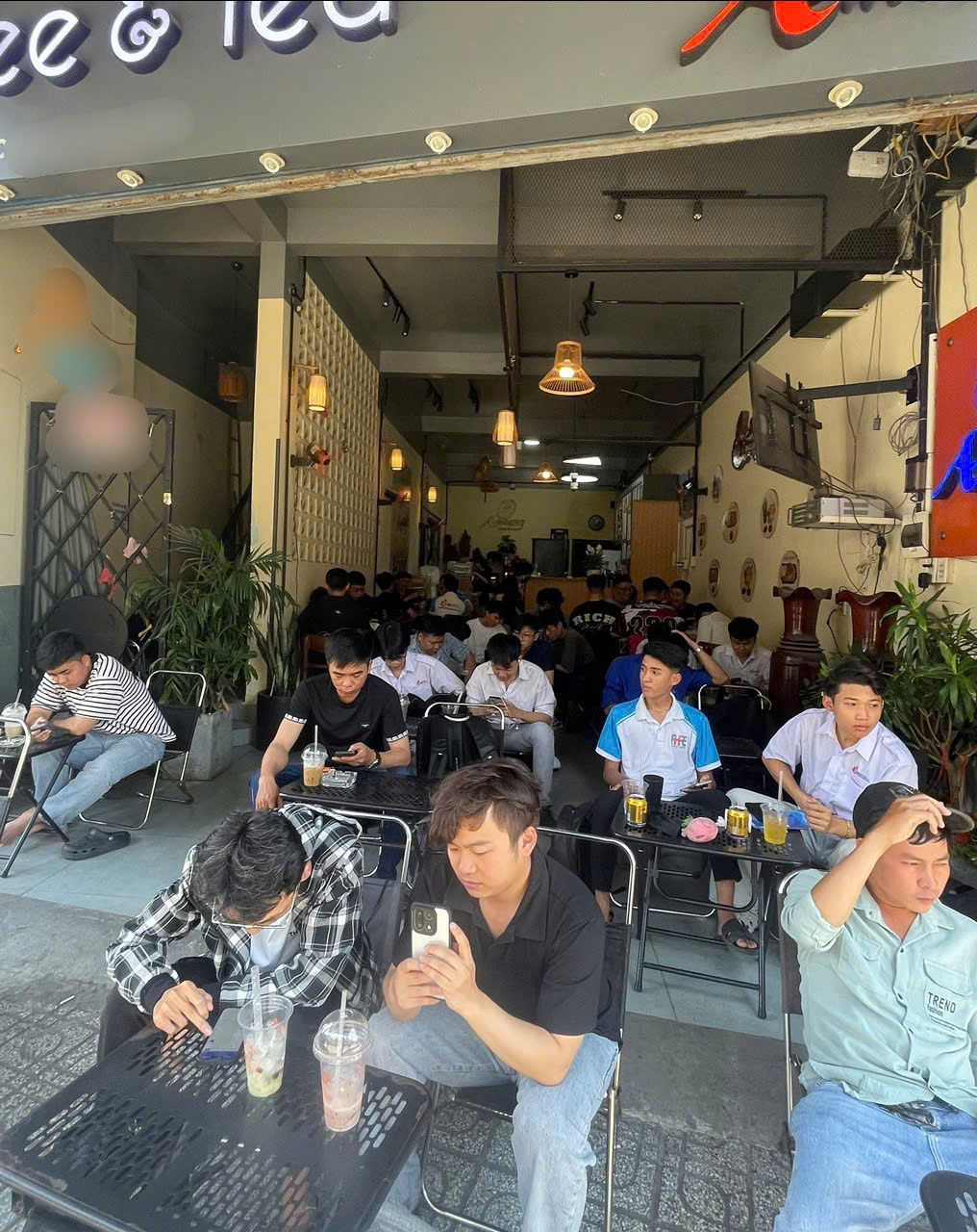 Sang quán cafe vị trí cực đẹp ngay cổng Trường Đại Học Công Nghiệp – Gò Vấp