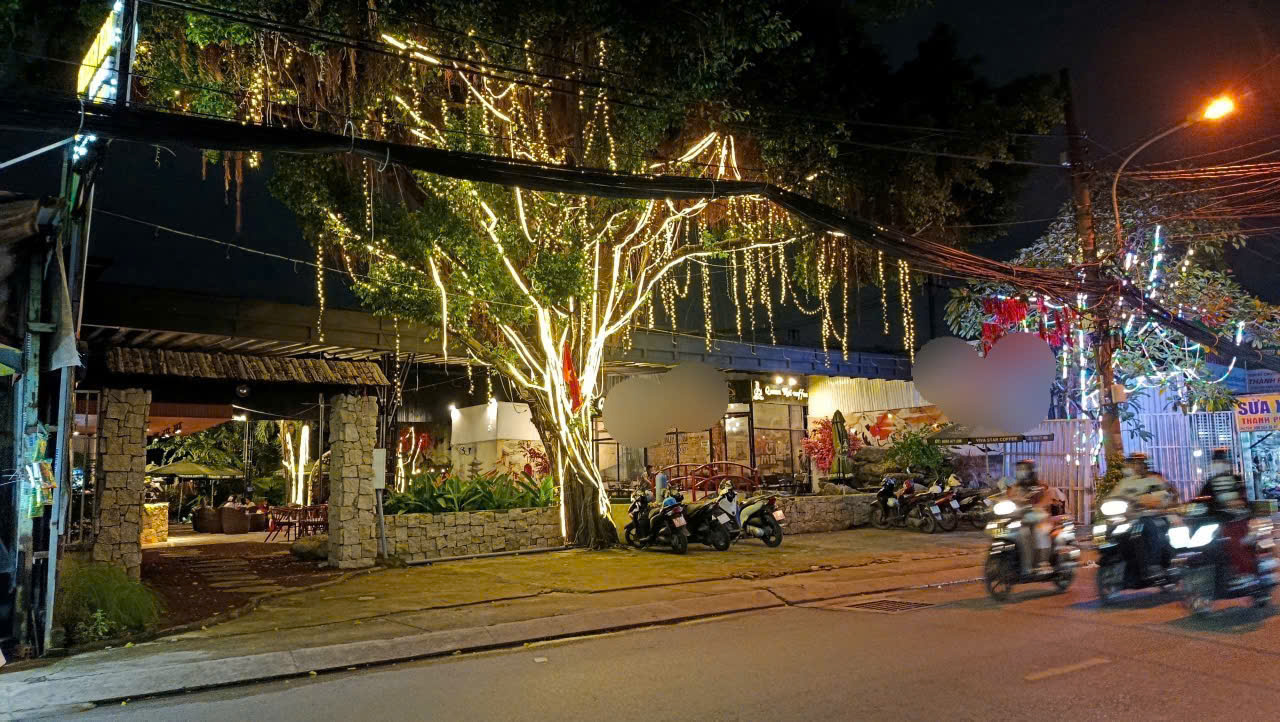  SANG QUÁN CÀ PHÊ CÁ KOI – MẶT TIỀN PHAN VĂN HỚN, HÓC MÔN