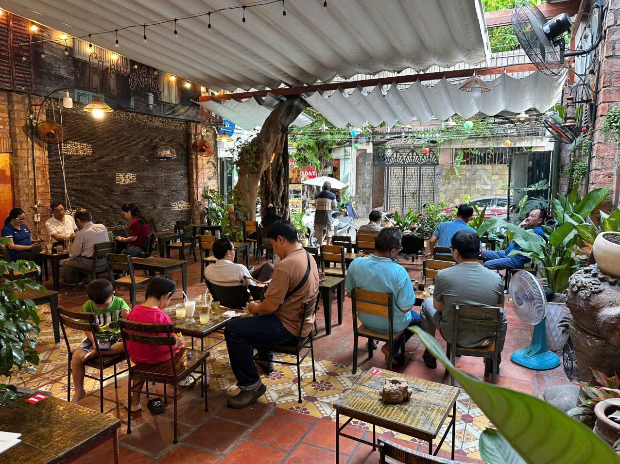 Sang quán cà phê đẹp tại khu Phan Xích Long, P.2, Phú Nhuận.