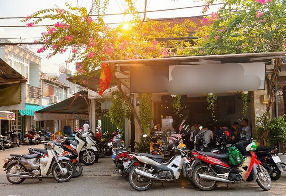 Sang quán cà phê góc ngã tư quận 4