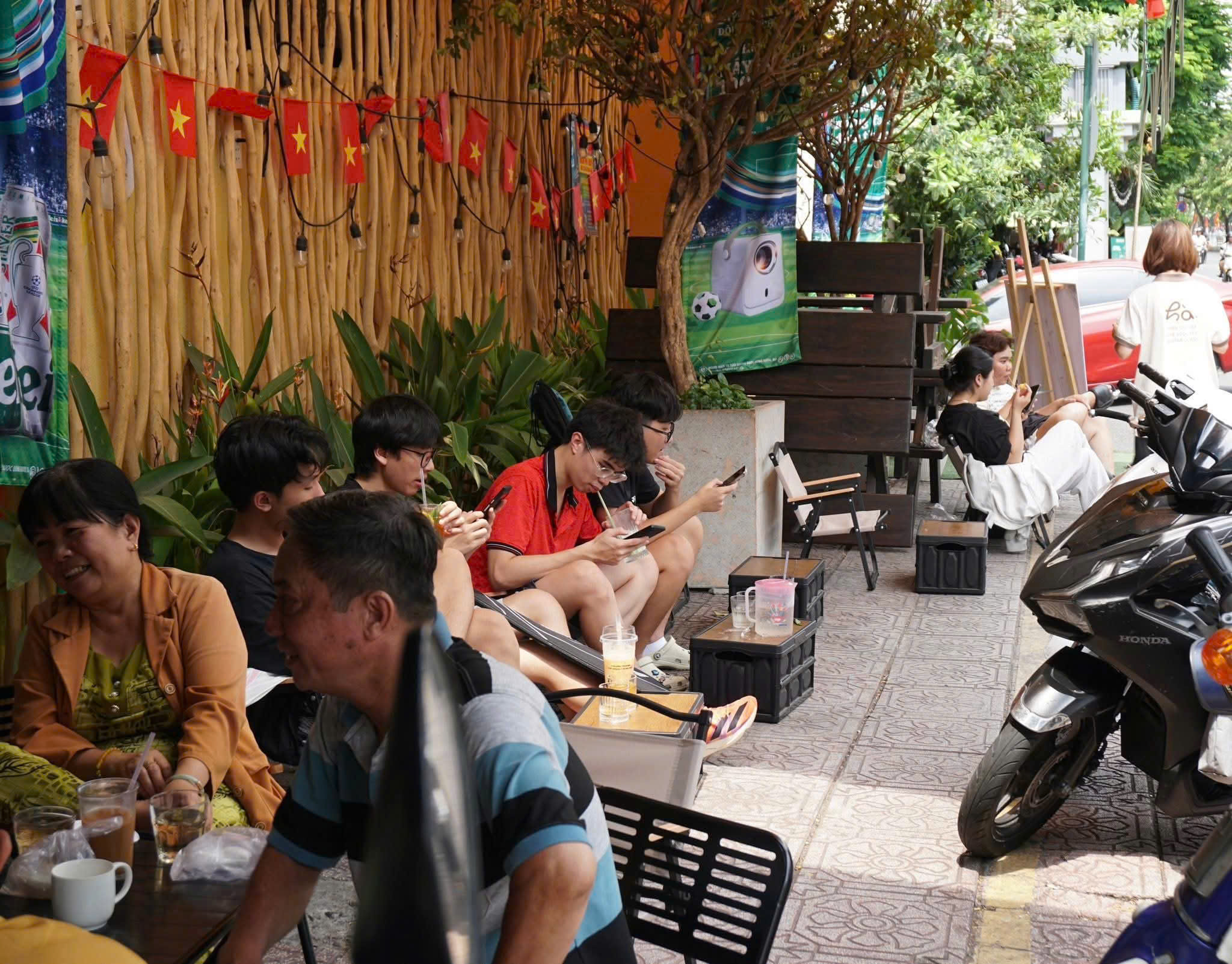 SANG QUÁN CAFE MẶT TIỀN BỜ KÈ – TÂN ĐỊNH, QUẬN 1