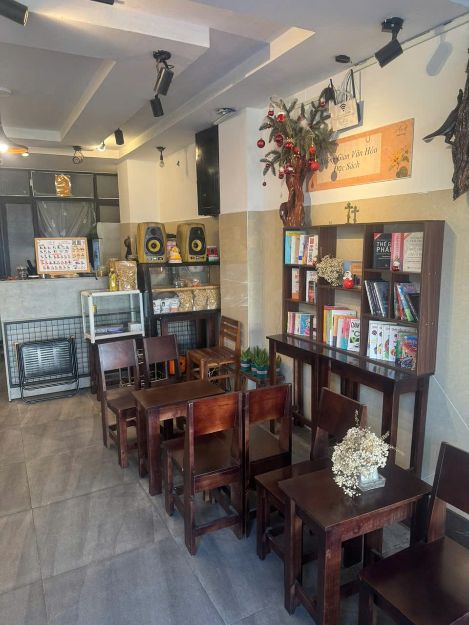 Cần sang lại quán cà phê mặt tiền Hoàng Sa, Quận 1.