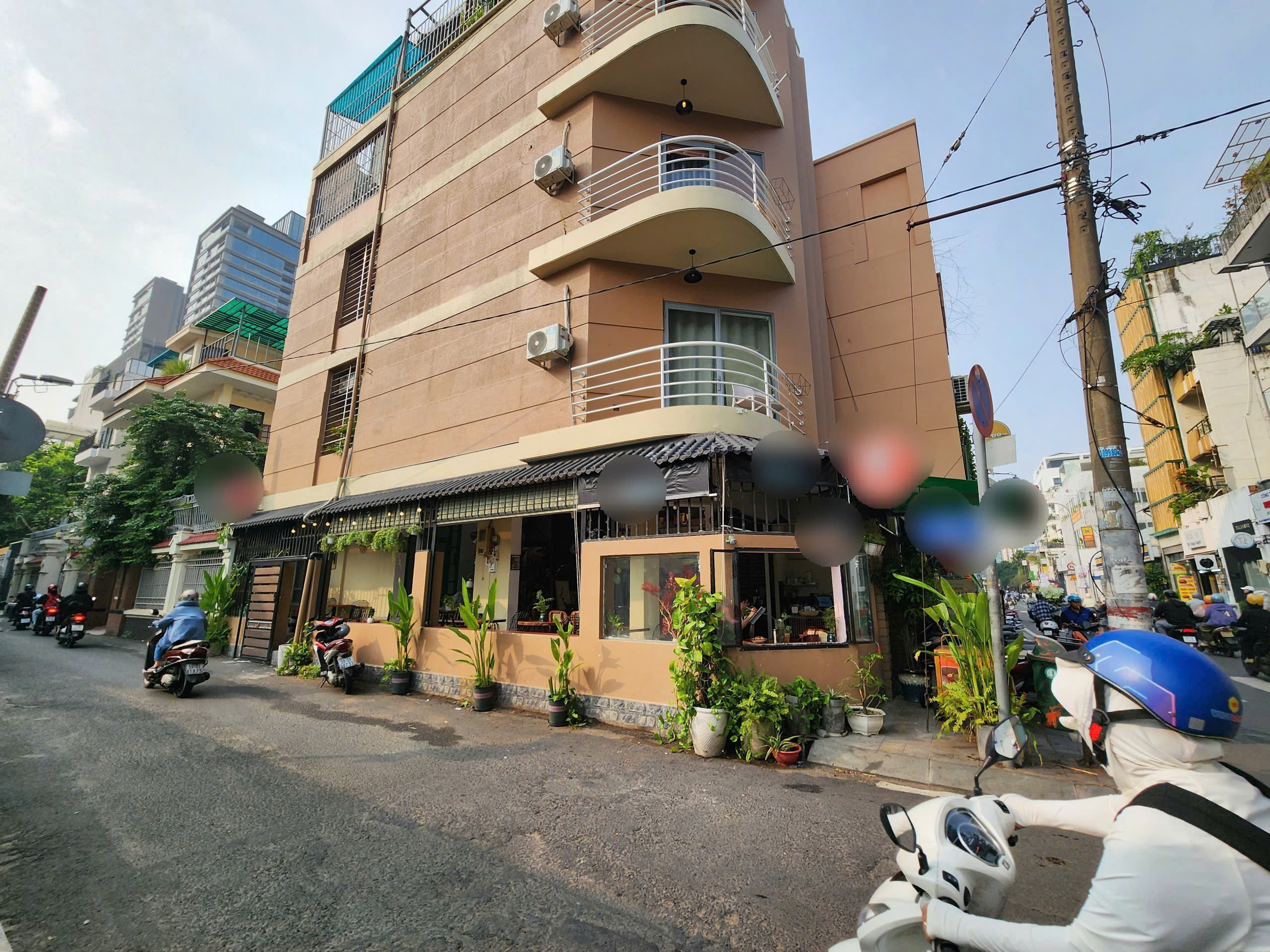 Sang quán cafe góc ngã tư khu Tân Định, Quận 1