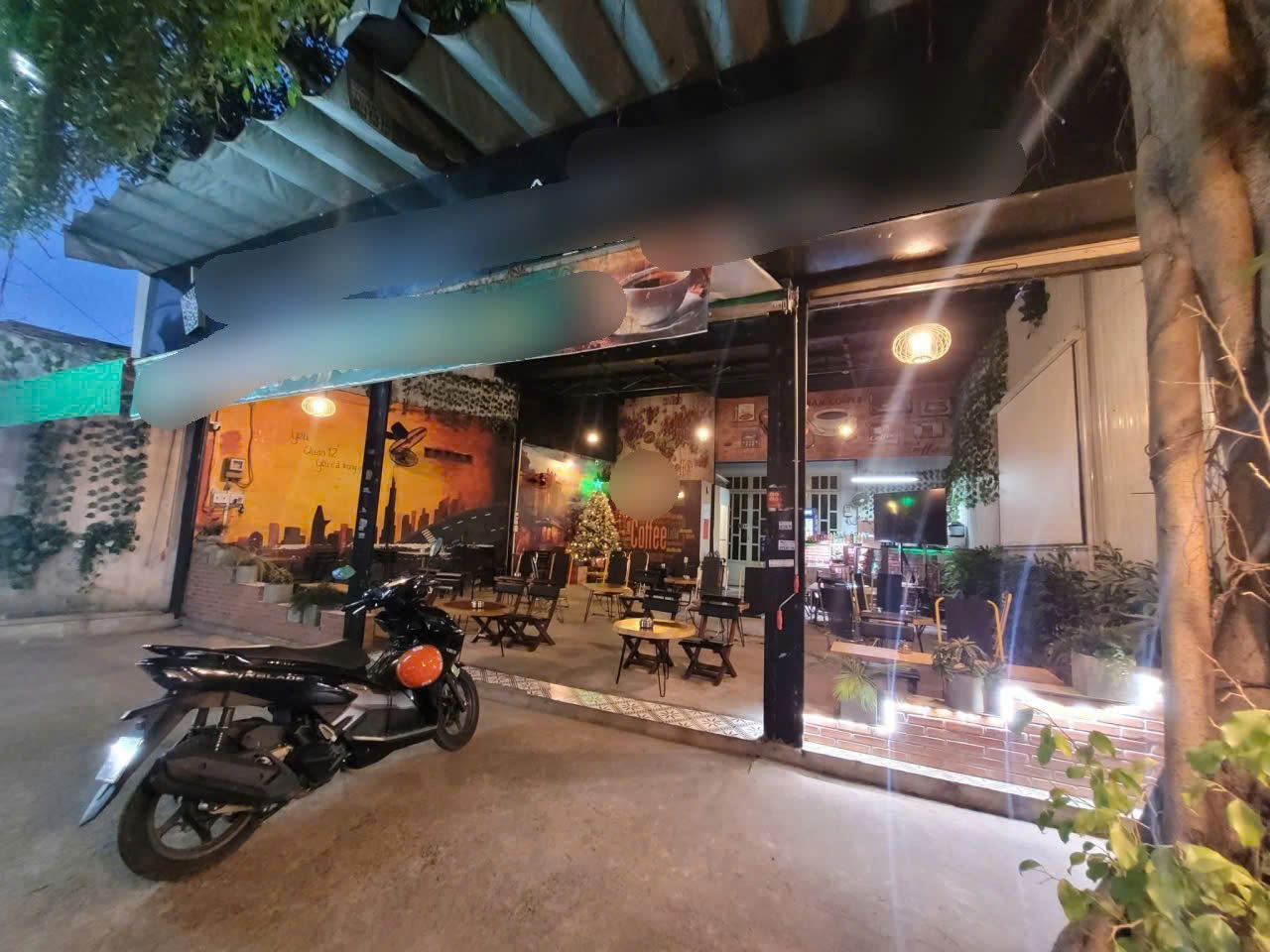 Sang quán cà phê đã hoạt động ổn định tại khu vực gần chợ Lạc Quang, Đông Hưng Thuận, Quận 12