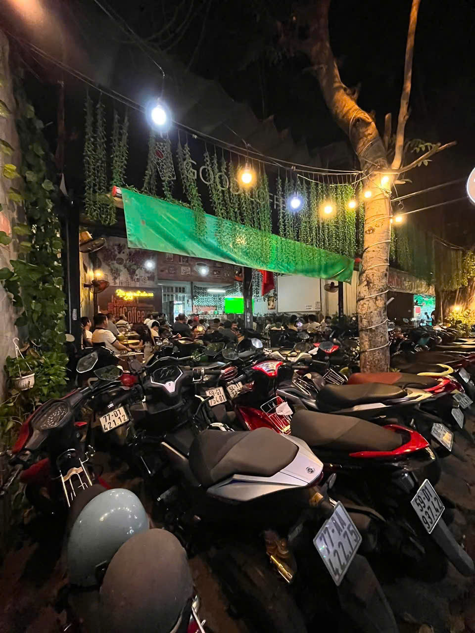 Sang quán cà phê đã hoạt động ổn định tại khu vực gần chợ Lạc Quang, Đông Hưng Thuận, Quận 12