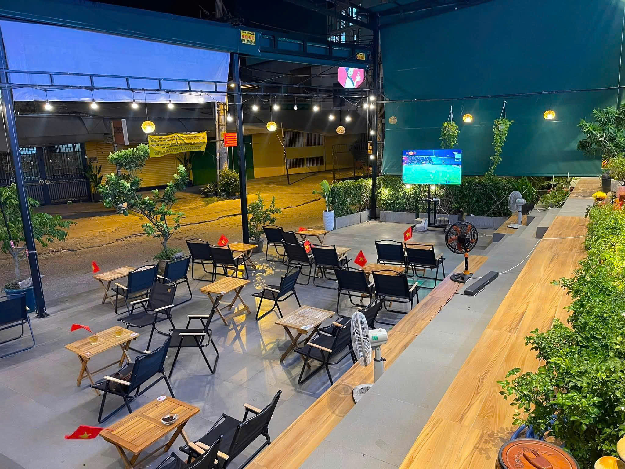 Sang quán cà phê sát chung cư Sunrise City, Trần Xuân Soạn, Quận 7