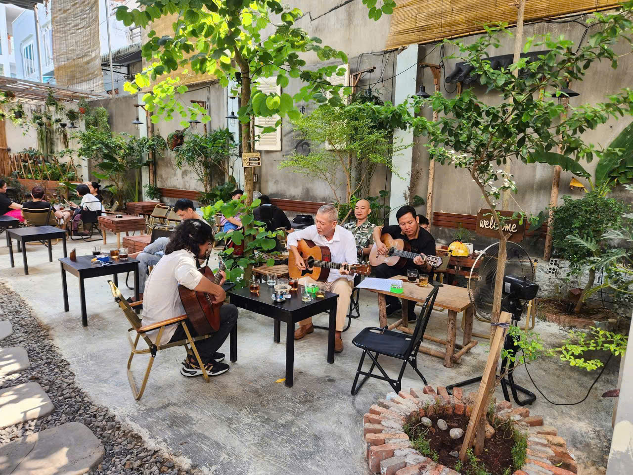 Sang quán cafe sân vườn , acoustic đẹp , Tăng nhơn Phú B , Quận 9 