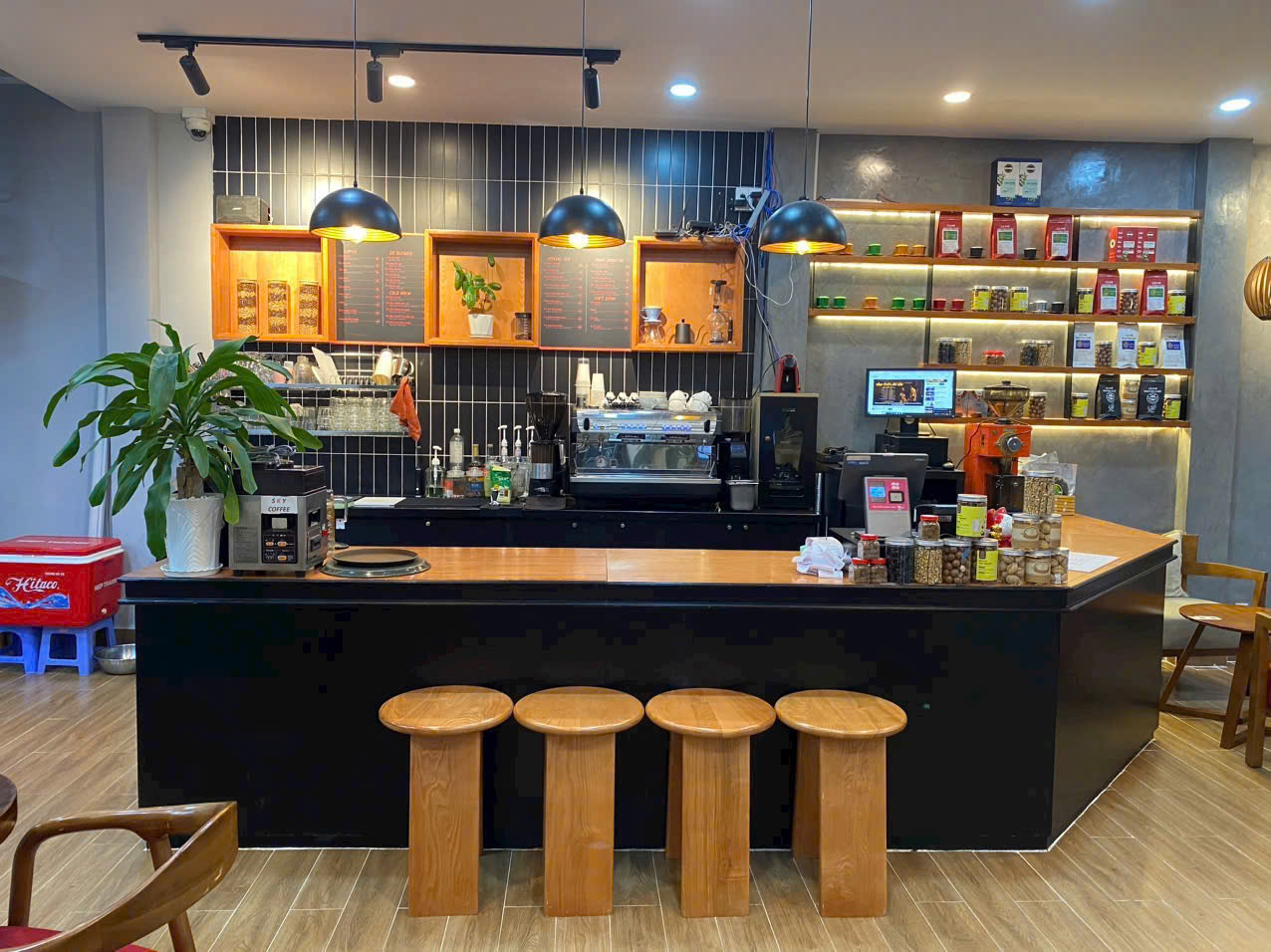 Sang quán cafe góc 2 mặt tiền khu văn phòng Tân Sơn Hòa, Tân Bình.