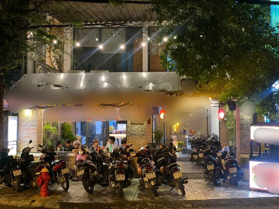 Sang quán cafe ngay góc ngã tư đường , Quận Tân Phú 