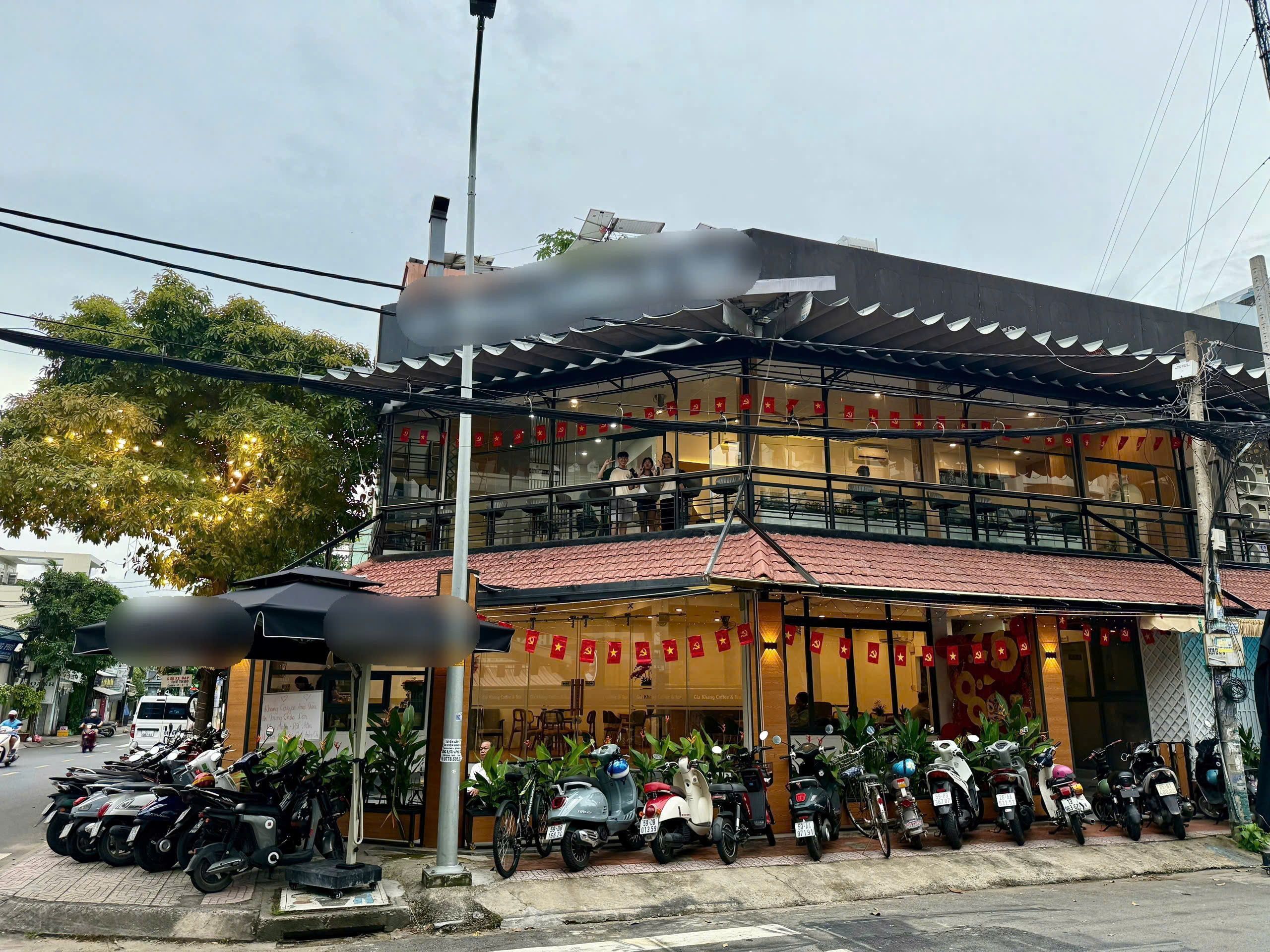 Sang quán cà phê góc ngã 3 Phú Thọ Hòa, Tân Phú