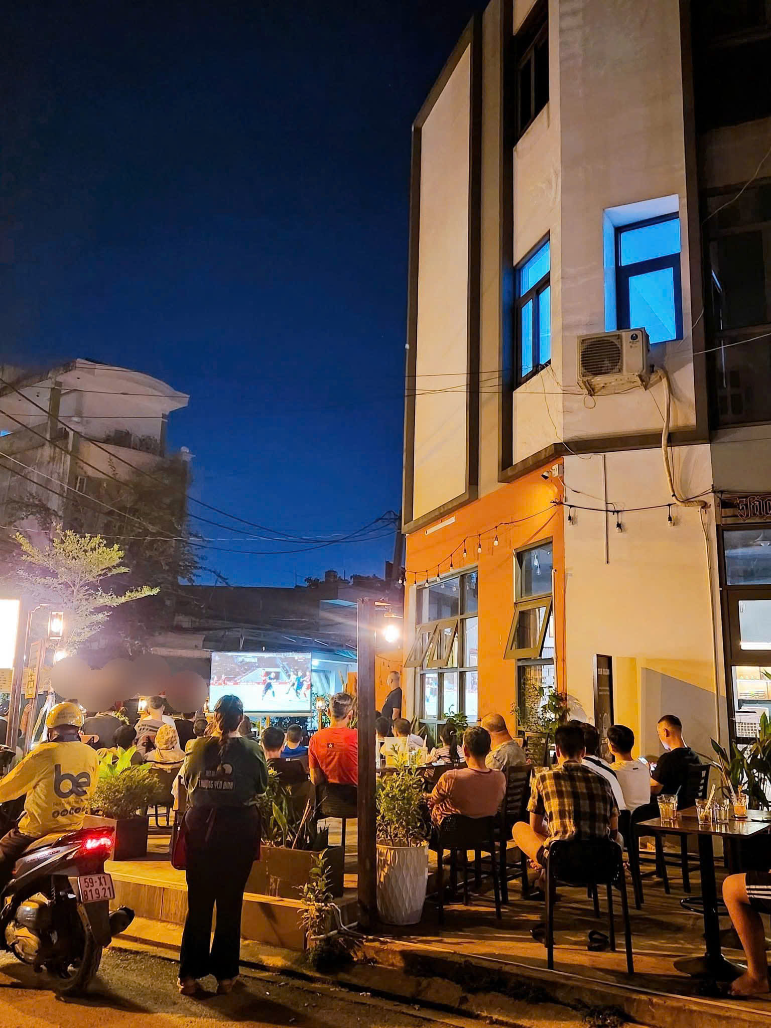 Sang quán cà phê góc ngã 3 – Phú Thạnh, Tân Phú