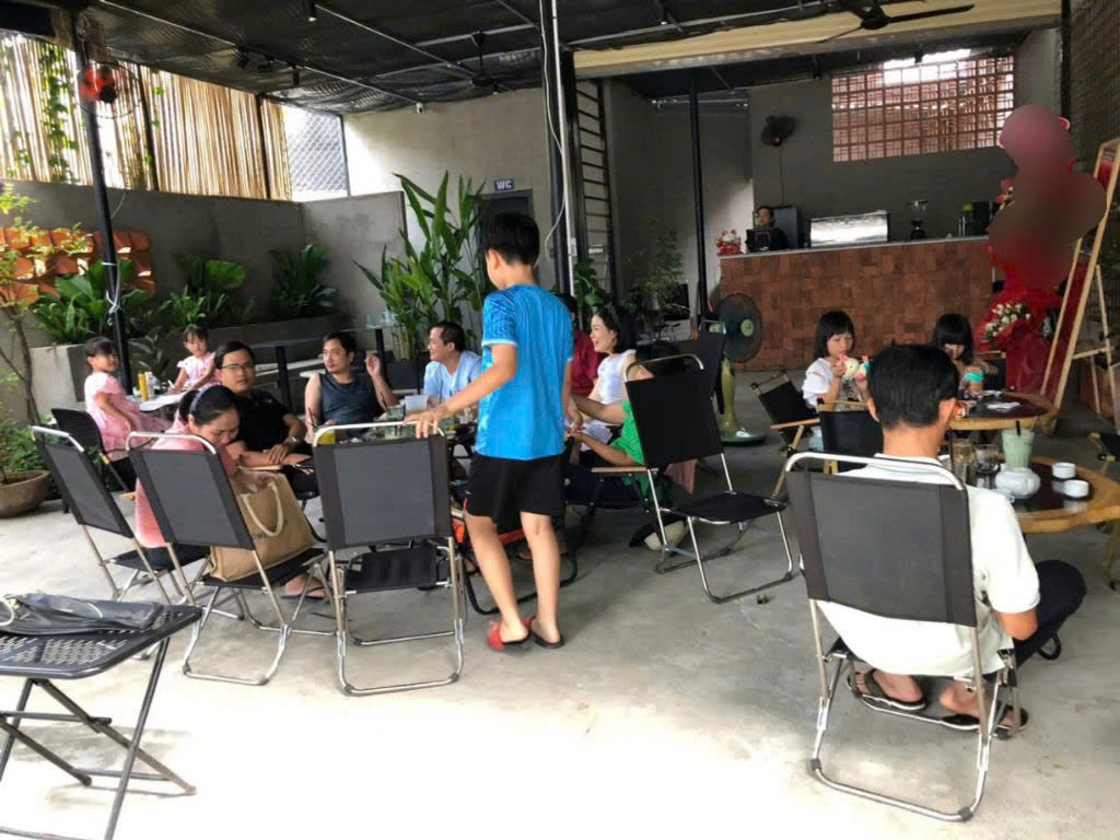 Sang quán cafe sân vườn, đối diện các khu chung cư quận Thủ Đức