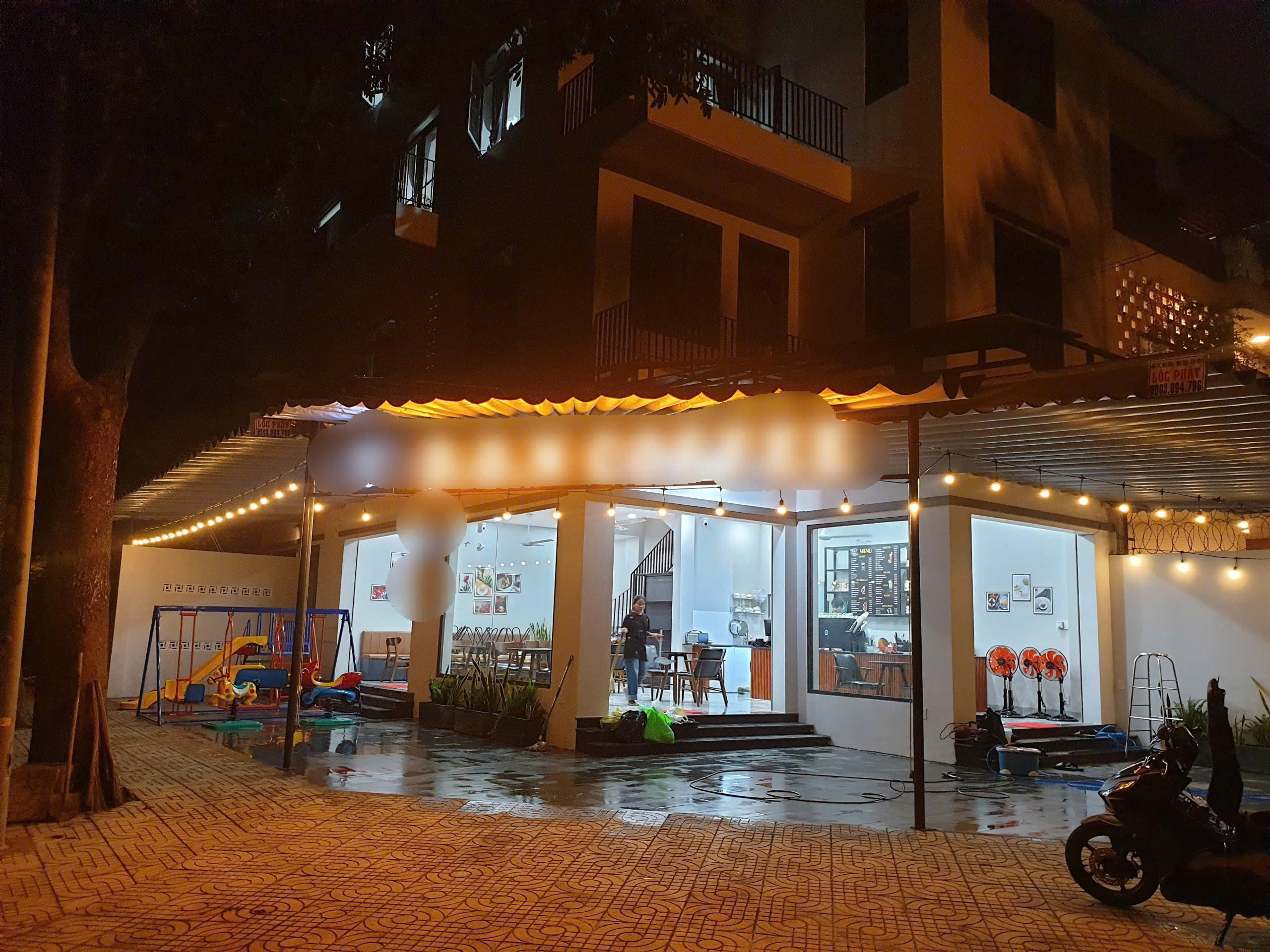 Cần chuyển nhượng lại quán cafe góc 2MT, tốt tại khu dân cư Phú Hữu, TP Thủ Đức