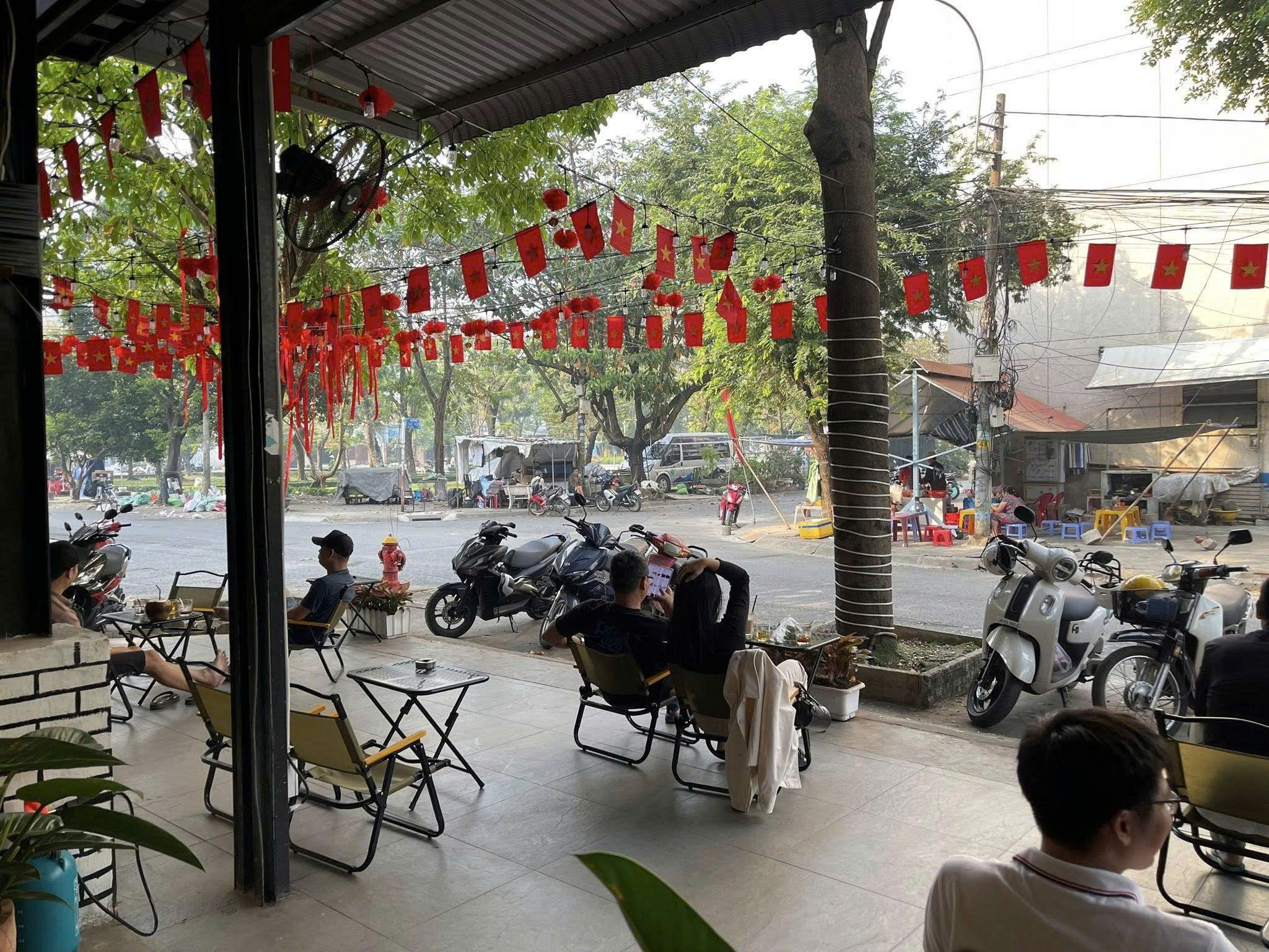 Sang quán cafe góc công viên, vị trí đẹp ngay ngã tư đường Bình Trưng Đông, Quận 2.