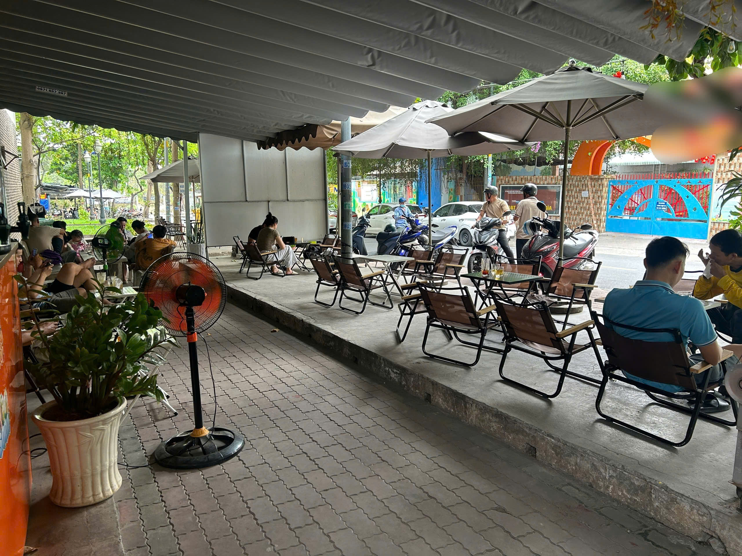 Sang quán cafe Mặt tiền dưới chân chung cư, Phường Hiệp Phú, Thủ Đức 