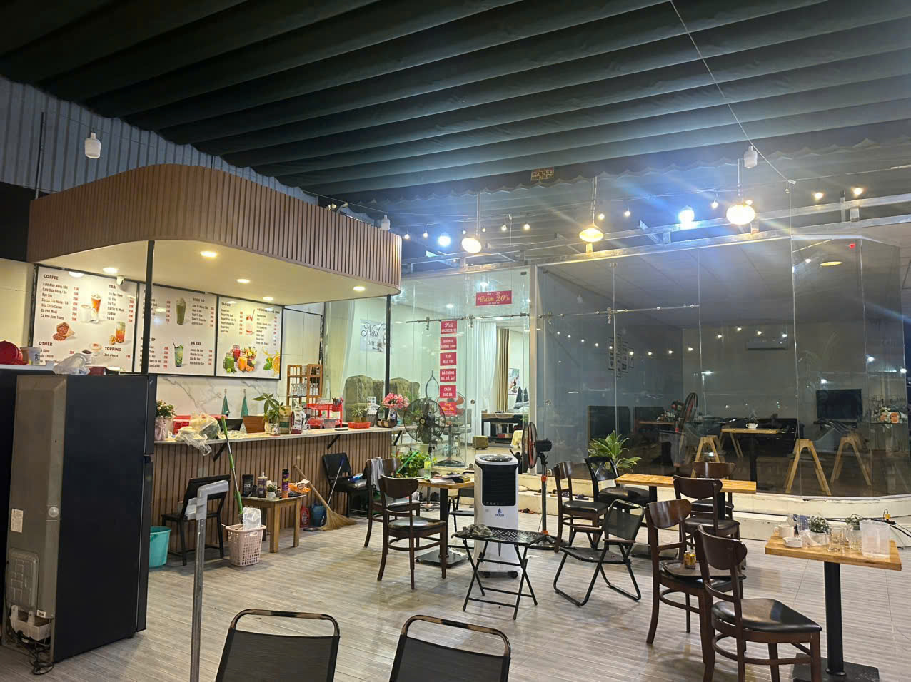 Sang quán cà phê – đối diện cổng Vinhomes Quận 9