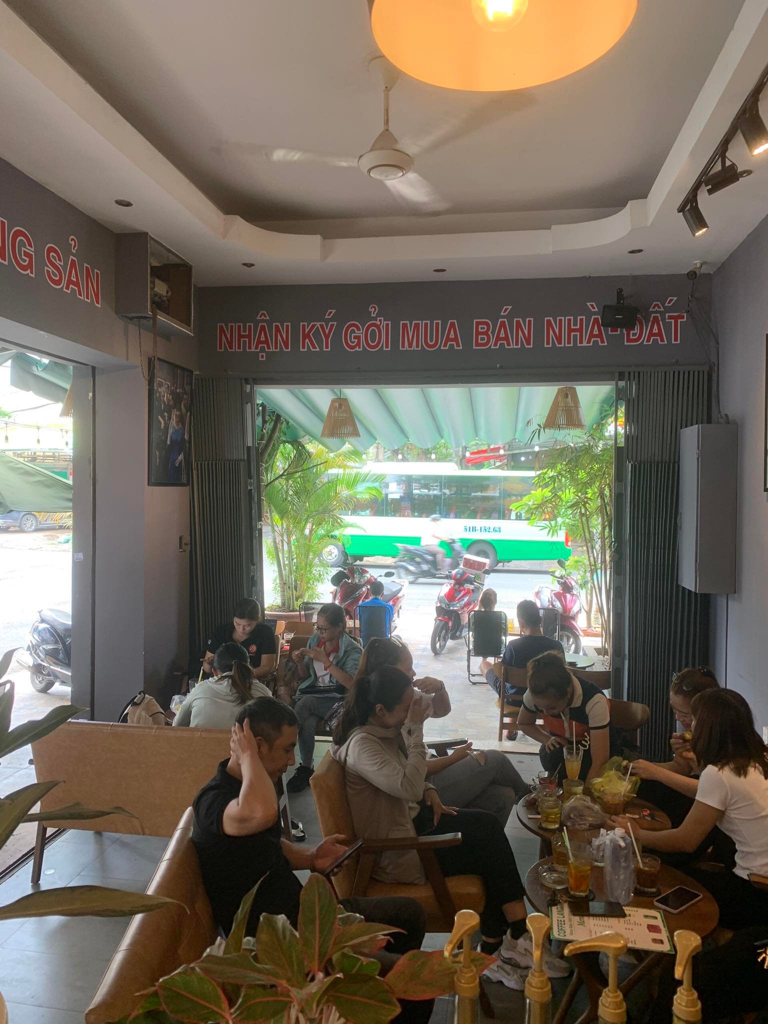 Sang quán cafe Tên Lửa Bình Tân